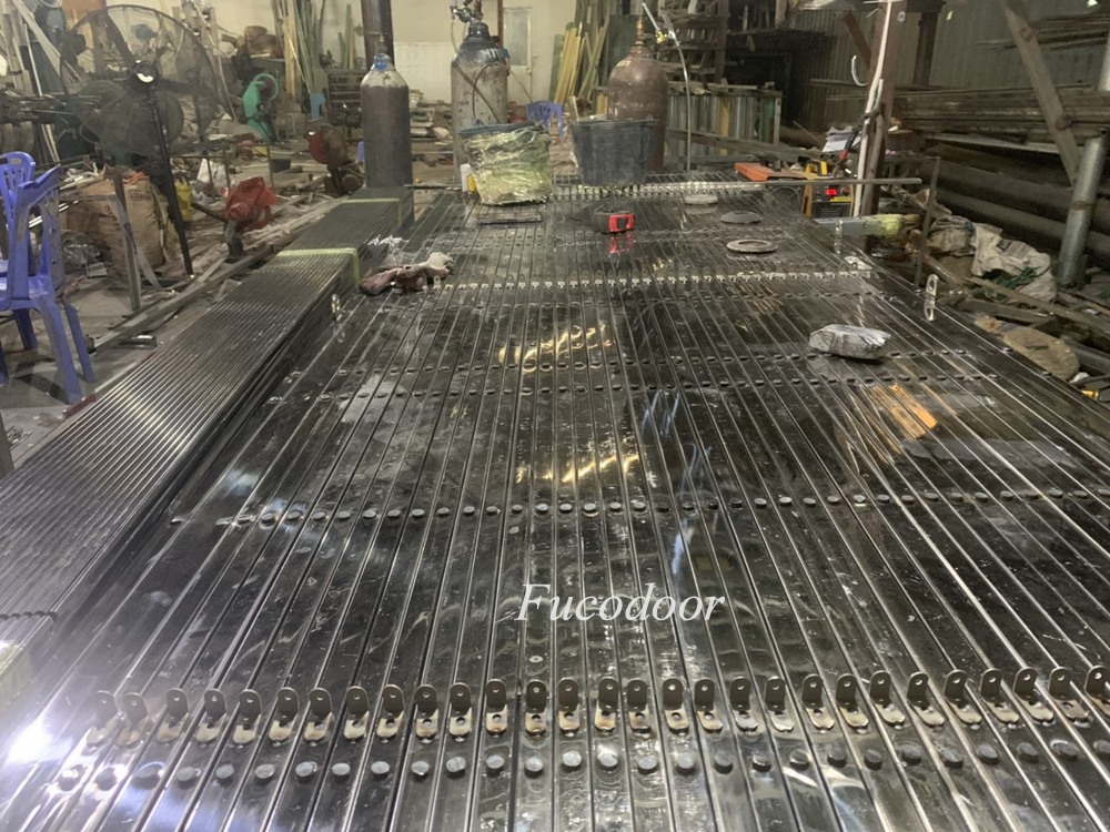 Cửa xếp INOX hộp 20x20 INOX 201 có lá