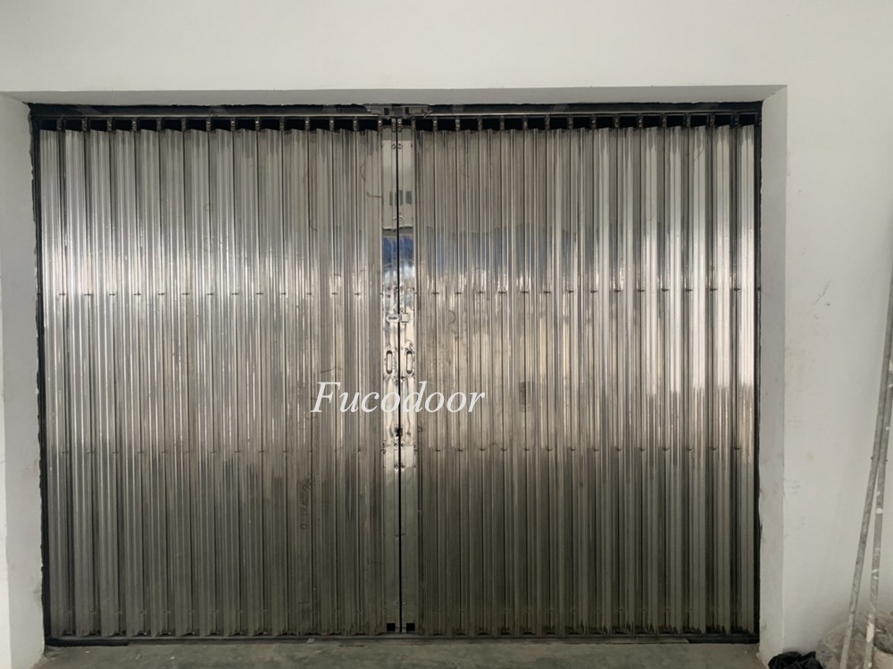 Cửa xếp INOX hộp 20x20 INOX 201 có lá