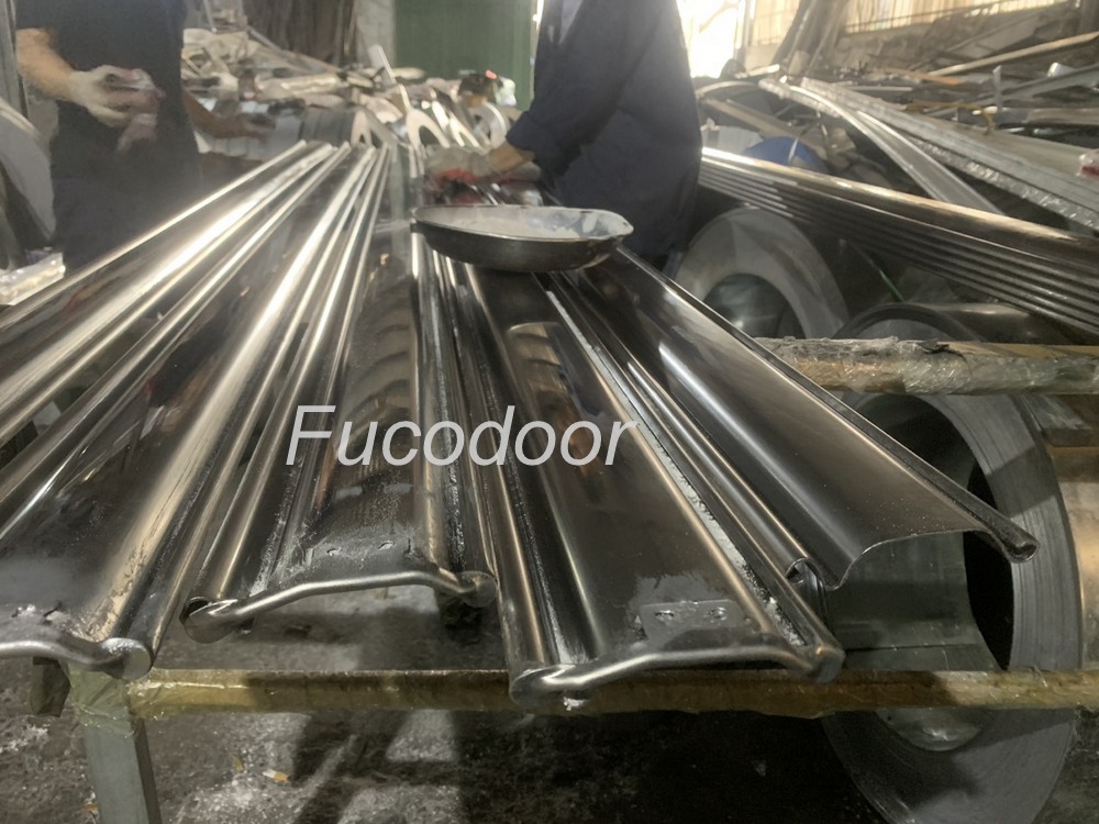 Cửa cuốn siêu trường INOX độ dầy 1.2mm, bản cong ST100
