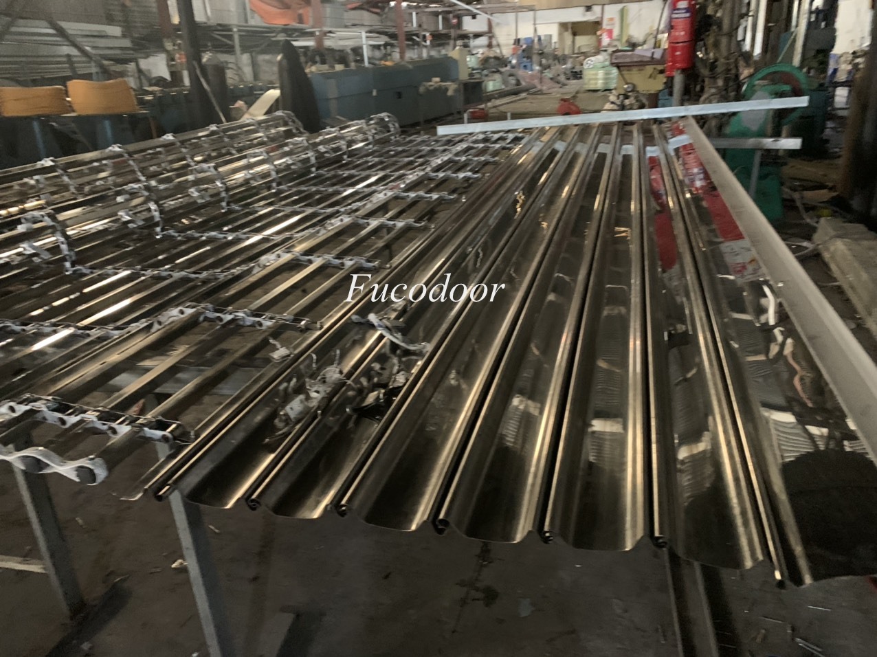 Cửa cuốn lưới song ngang inox vuông, cửa cuốn khớp thoáng 20x20