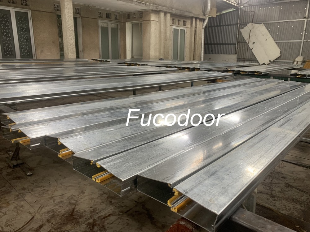 Cửa cuốn siêu trường thép đột lỗ thoáng
