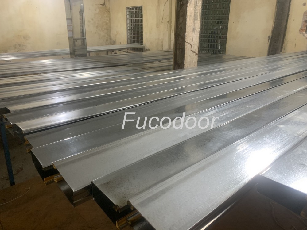 Cửa cuốn siêu trường sơn tĩnh điện dầy 1.4ly, ray bản 200mm, 150mm, có zoong giảm chấn Fucodoor