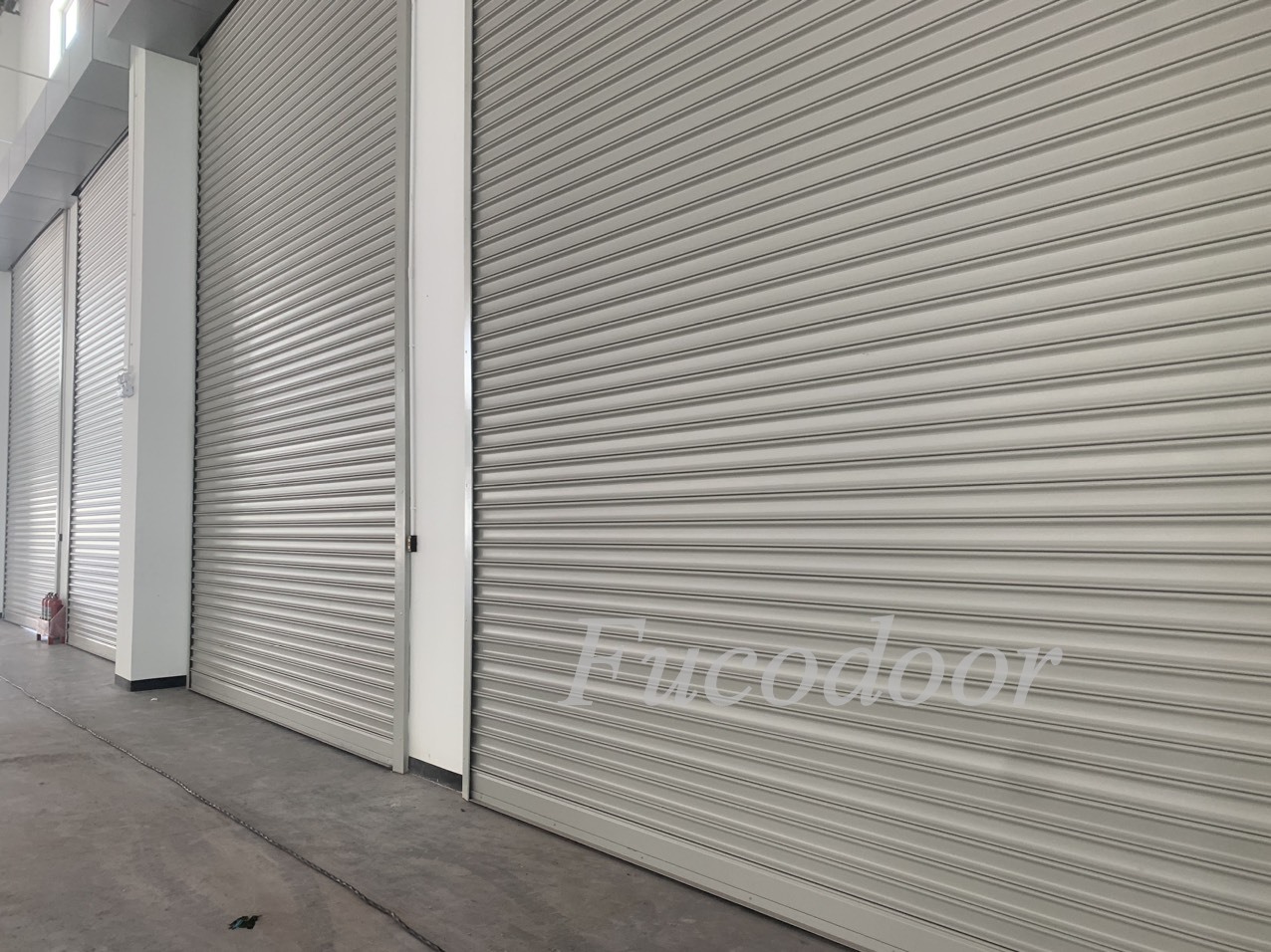 Cửa cuốn siêu trường là gì? Các đặc điểm nổi trội