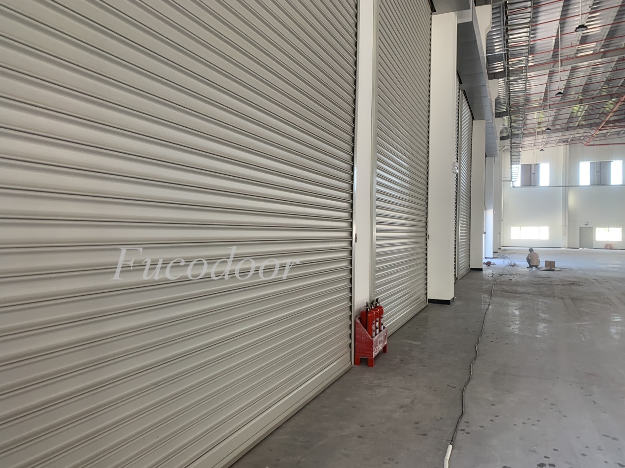 Cửa cuốn siêu trường là gì? Các đặc điểm nổi trội