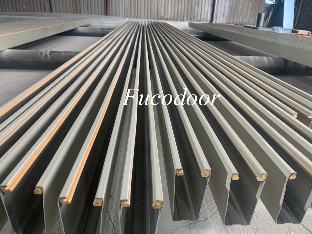 Cửa cuốn siêu trường thép mạ màu dầy 1.1ly