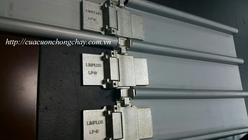 cửa cuốn ngăn cháy có cửa phụ