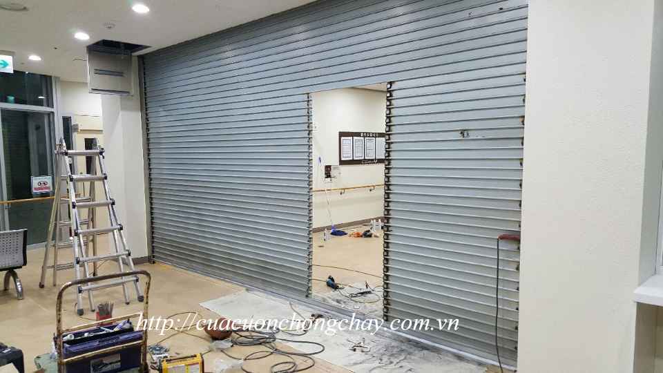 Fire shutter door korea , cửa cuốn ngắn cháy khẩn cấp. Cửa cuốn chống cháy 1 lớp Thép: Độ dầy 1.6ly± 8%, bản 8.5cm, khổ thép 13cm, sơn tĩnh điện