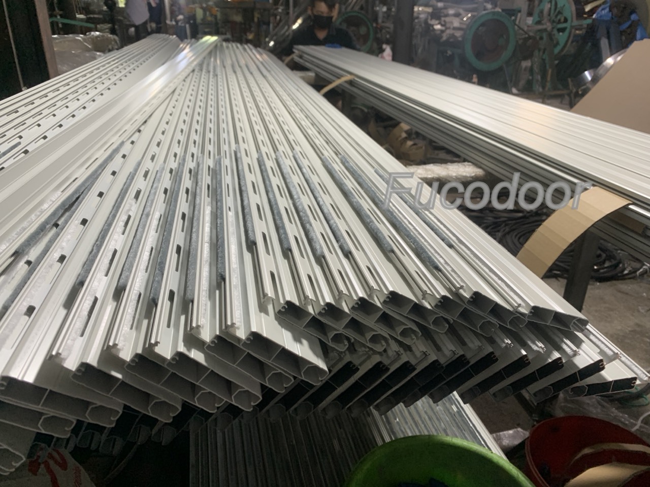 Cửa cuốn nhôm khe thoáng motor tại Lai Châu