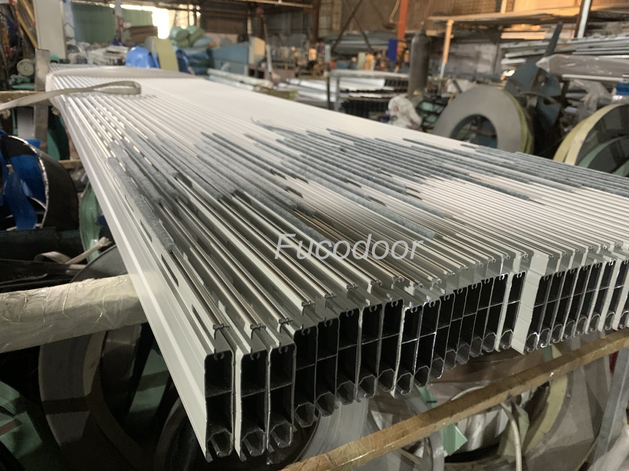 Cửa cuốn nhôm khe thoáng motor tại Hà Giang