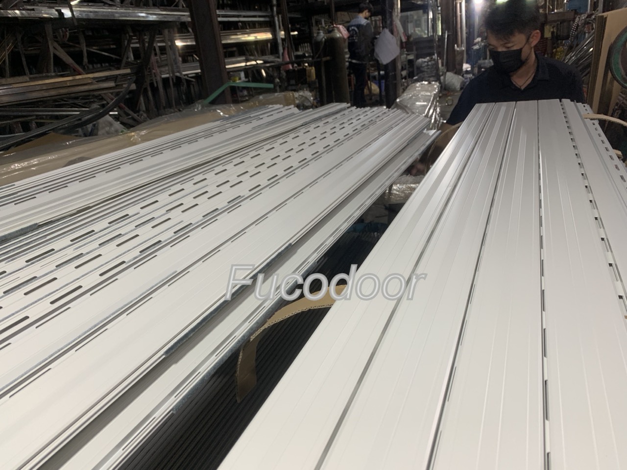Cửa cuốn nhôm khe thoáng motor tại Nghệ An