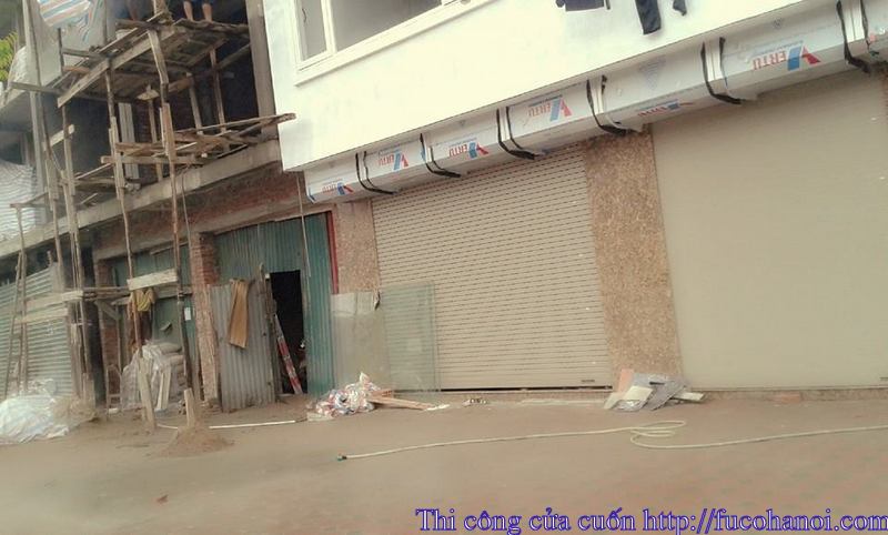 Hướng dẫn cách lắp đặt cửa cuốn chi tiết. Bước 1 : Tháo vỏ mặt trước bằng cách trượt nó ra.  Bước 2 : Đặt một trong hai trụ ray cửa cuốn lên bức tường nơi cần lắp đặt cửa cuốn.  Bước 3 : Đánh dấu ít nhất 3 điểm ấn định trên trụ ray. Khoảng 5cm tính từ mặt trên và dưới. Phân phối các lỗ cách nhau khoảng 20 cm. Ngoài ra, đảm bảo không đặt các lỗ vào nơi có vữa giữa hai hàng gạch.  Bước 4 : Đặt các thanh ray lại trên mặt đất. Sử dụng các mũi khoan 6,5 mm để khoan các lỗ trên những điểm mà bạn đã đánh dấu. Làm tương tự trên thanh ray cửa cuốn còn lại.  Bước 5 : Sau đó thay đổi đến mũi khoan 10mm và chỉ khoan thông qua phần phía trước của tất cả các lỗ trên thanh ray. Không khoan phía sau của thanh ray cửa cuốn.  Bước 6 : Đặt một trong hai thanh ray lên trên bức tường và đánh dấu các lỗ trên tường.  Bước 7 : Sử dụng mũi khoan 6,5mm để khoan lỗ ở độ sâu 35mm trên tường cho tất cả các điểm cố định.  Bước 8 : Đặt các đuôi nhựa ốc vít vào các lỗ trên tường.  Bước 9 : Cố định tạm thời thanh ray cửa cuốn bằng hai ốc vít.  Bước 10 : Đặt thanh ray cửa cuốn còn lại lên bức tường. Đo khoảng cách bên trên và bên dưới để chắc chắn rằng các thanh ray cửa cuốn là song song.  Bước 11 : Đánh dấu các điểm cố định trên thanh ray cửa cuốn lên tường. Sử dụng mũi khoan 6,5mm để khoan các điểm bạn đã đánh dấu.  Bước 12 : Đặt đuôi nhựa ốc vít vào các lỗ đã khoan sẵn  Bước 13 : Trượt các thanh ray vào tấm chân trên hộp trục cửa cuốn. Thắt chặt chúng lại bằng các ốc vít trong các lỗ khoan trước đó.  Bước 14 : Đóng lại nắp đáy thanh ray cửa cuốn.  Bước 15 : Nâng cửa cuốn lên và đặt chúng trên tường. Sau đó, đặt chúng chính xác vào vị trí các lỗ đã khoan trước đó.  Bước 16 : Thắt chặt khung cửa cuốn lại bằng các ốc vít. Sau đó sử dụng mũ nhựa để che lại các lỗ khoan.  Bước 17 : Kết nối điện và vận hành cửa cuốn xem chúng có hoạt động tốt hay không.  Bước 18 : Thắt chặt hợp trục cửa cuốn với các lỗ đã khoan trước đó bằng các ốc vít.  Bước 19 : Lắp vỏ mặt trước vào bằng cách đẩy trượt nó vào. Bảo vệ bằng các đinh tán.