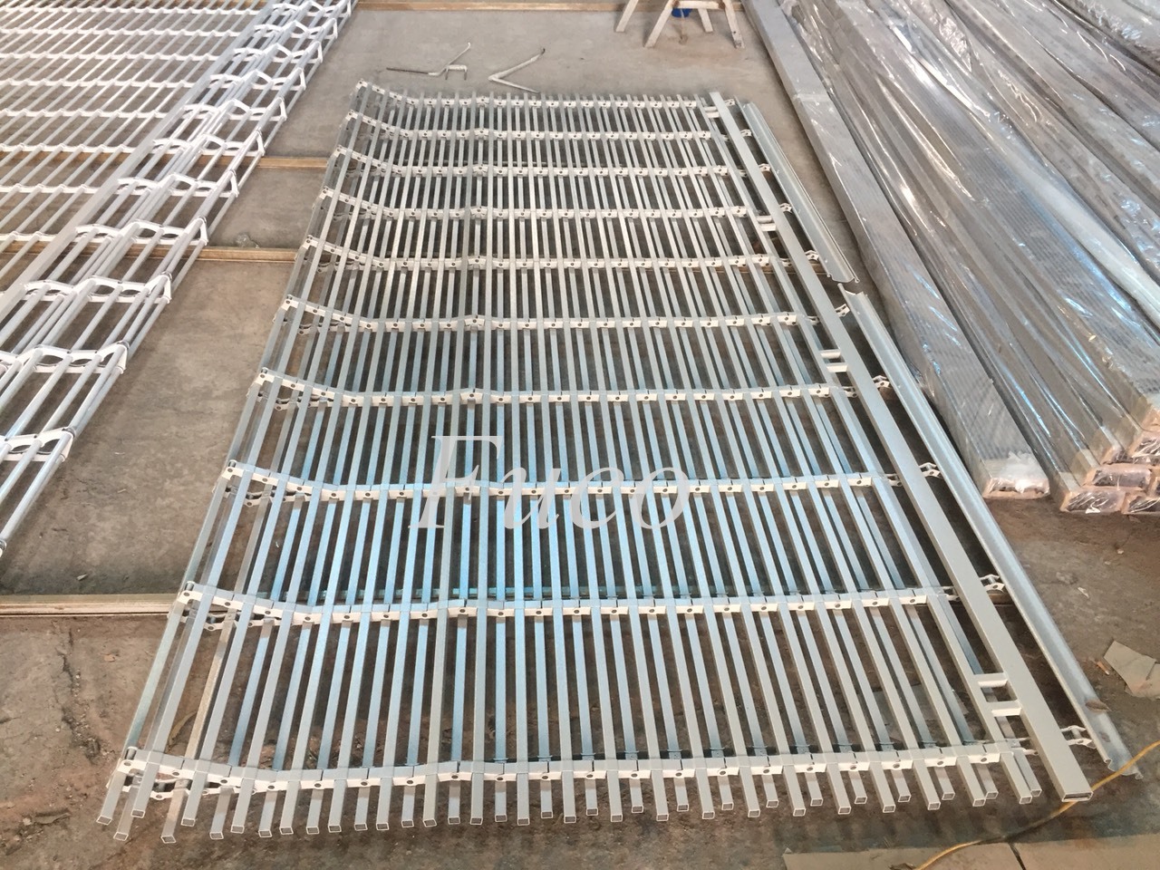 Cửa cuốn song ngang hộp 20x20, sơn tĩnh điện