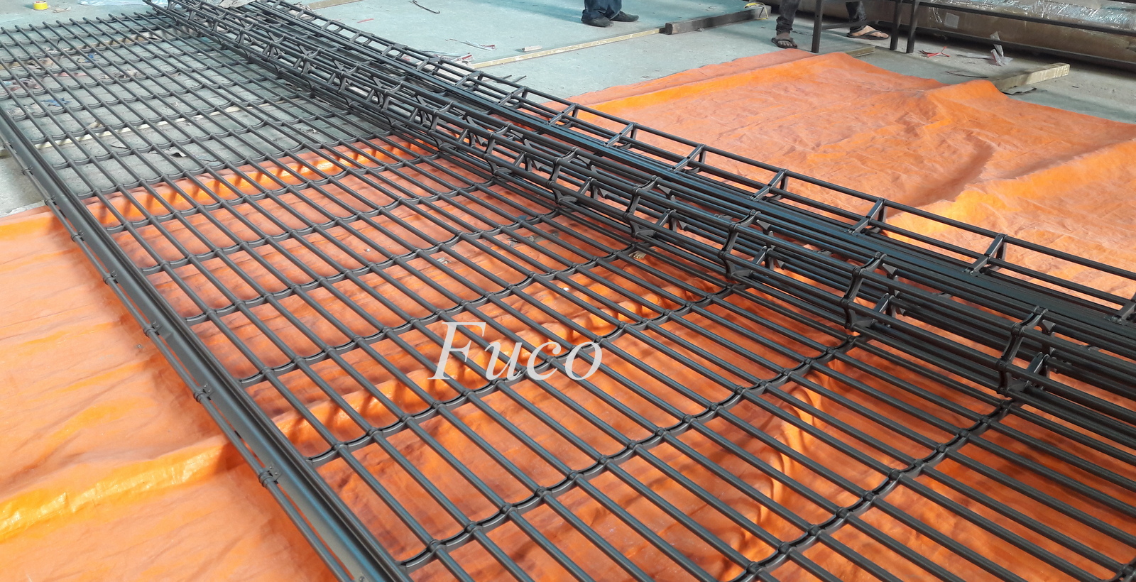 Thân cửa ống phi Ø 19 và Ø 21, độ dầy 1.1mm và 1.3mm, cửa thoáng toàn bộ nan đáy bằng hộp 25x50 hoặc 30x60, cửa kín dưới nan đáy bằng V4 hoặc V5