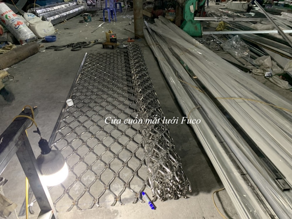 Cửa cuốn mắt võng sơn tĩnh điện và INOX 304