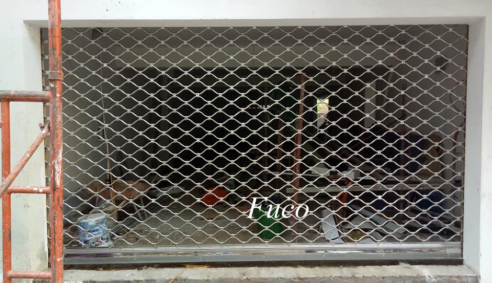 Cửa cuốn mắt võng sơn tĩnh điện và INOX 304