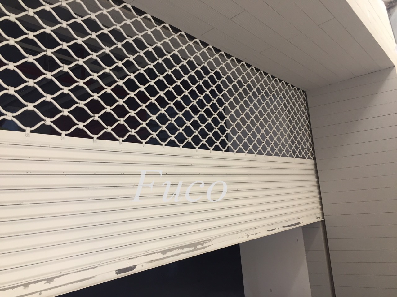 Cửa cuốn mắt võng sơn tĩnh điện và INOX 304