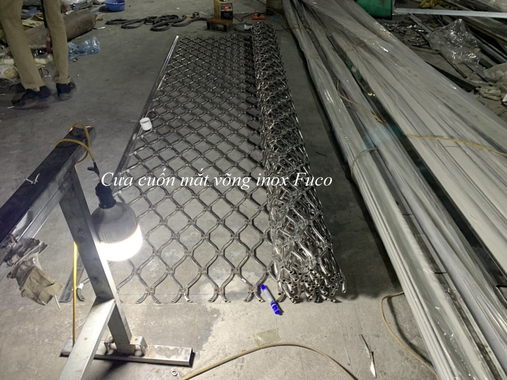 Cửa cuốn mắt võng sơn tĩnh điện và INOX 304