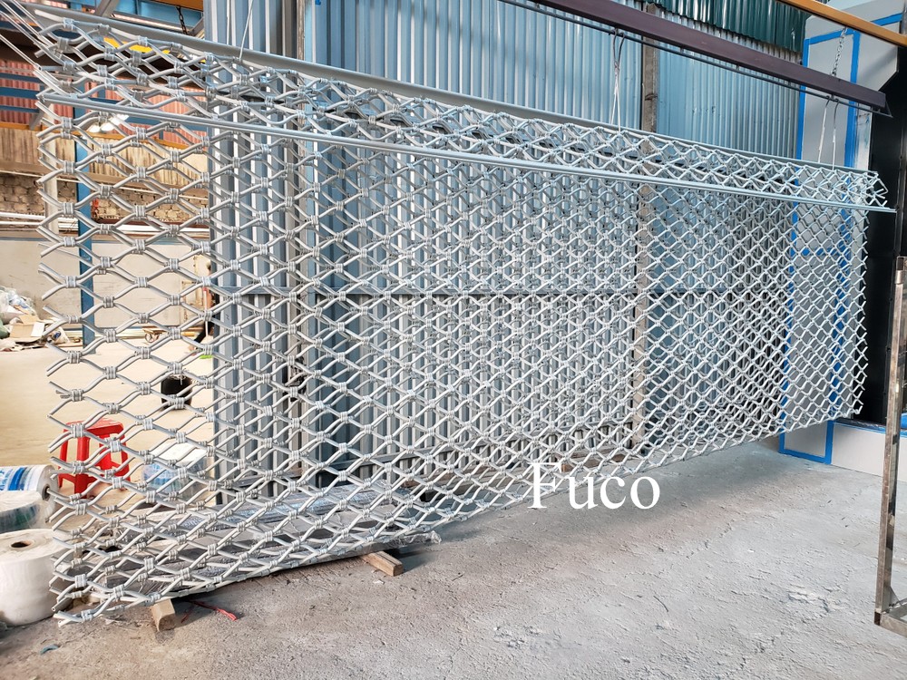 Cửa cuốn mắt võng sơn tĩnh điện và INOX 304