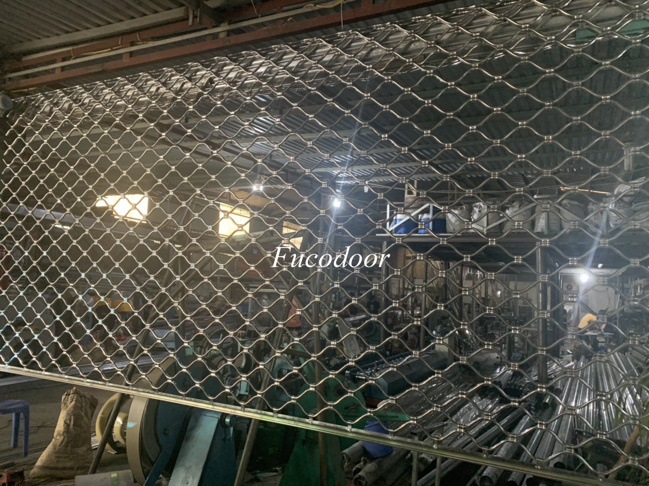 Cửa cuốn lưới mắt cáo (cua cuon luoi mac vong) làm bằng INOX 304. Sản xuất trên dây chuyền hiện đại