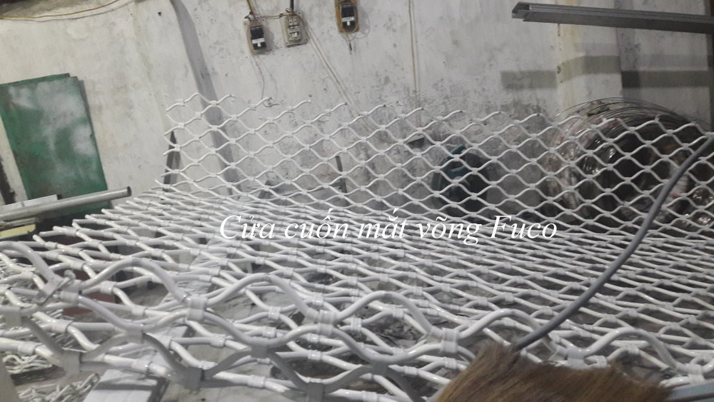 Cửa cuốn lưới mắt cáo (cua cuon luoi mac vong) làm bằng INOX 304. Sản xuất trên dây chuyền hiện đại