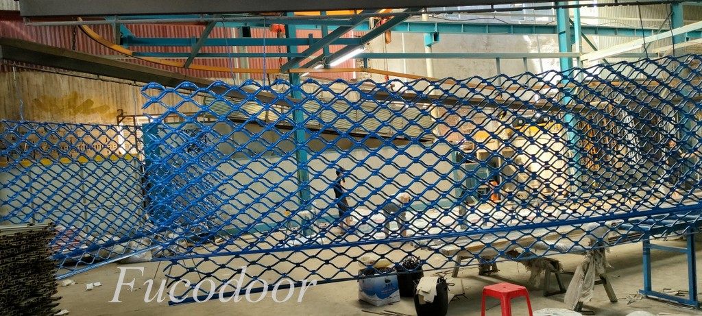 Báo giá cửa cuốn lưới mắc võng, mắt cáo rẻ đẹp, Cung cấp cửa cuốn mắt võng, cửa cuốn dạng lưới bảo vệ bằng thép