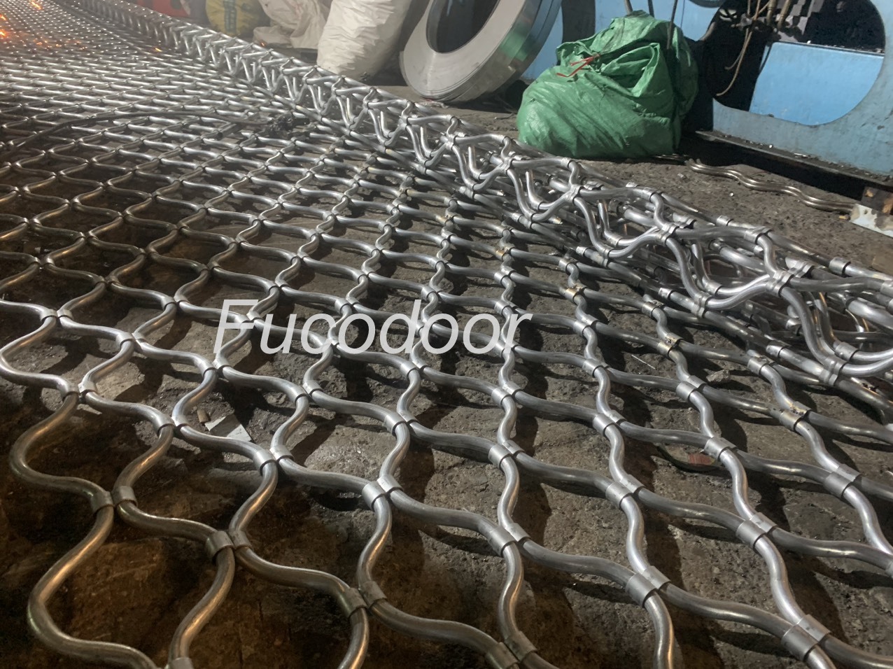 Cửa cuốn mắt võng inox 304, và sơn tĩnh điện
