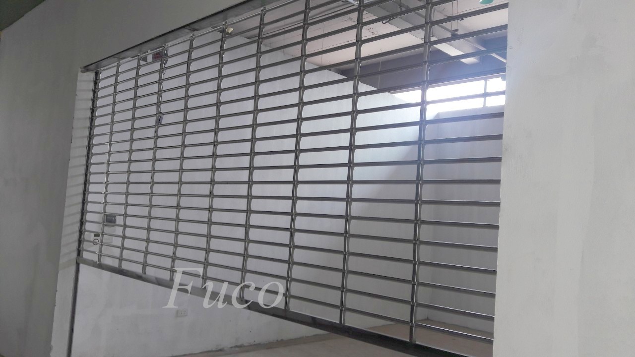 Cửa cuốn lưới song ngang Inox được sử dụng nhiều cho các showroom, siêu thị, trung tâm