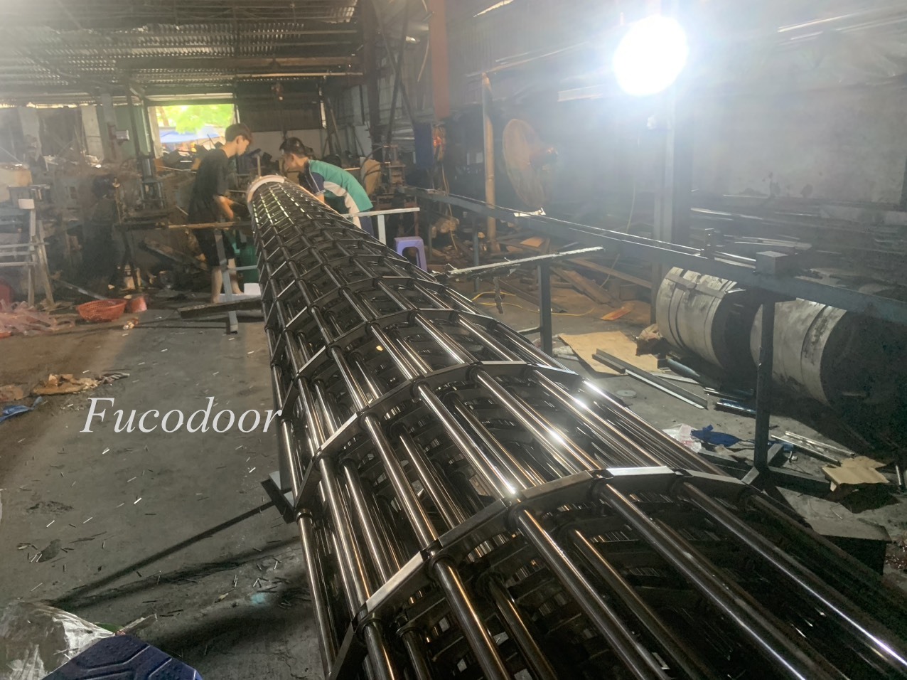 Nhà máy cửa cuốn song ngang ống tròn INOX phi 19