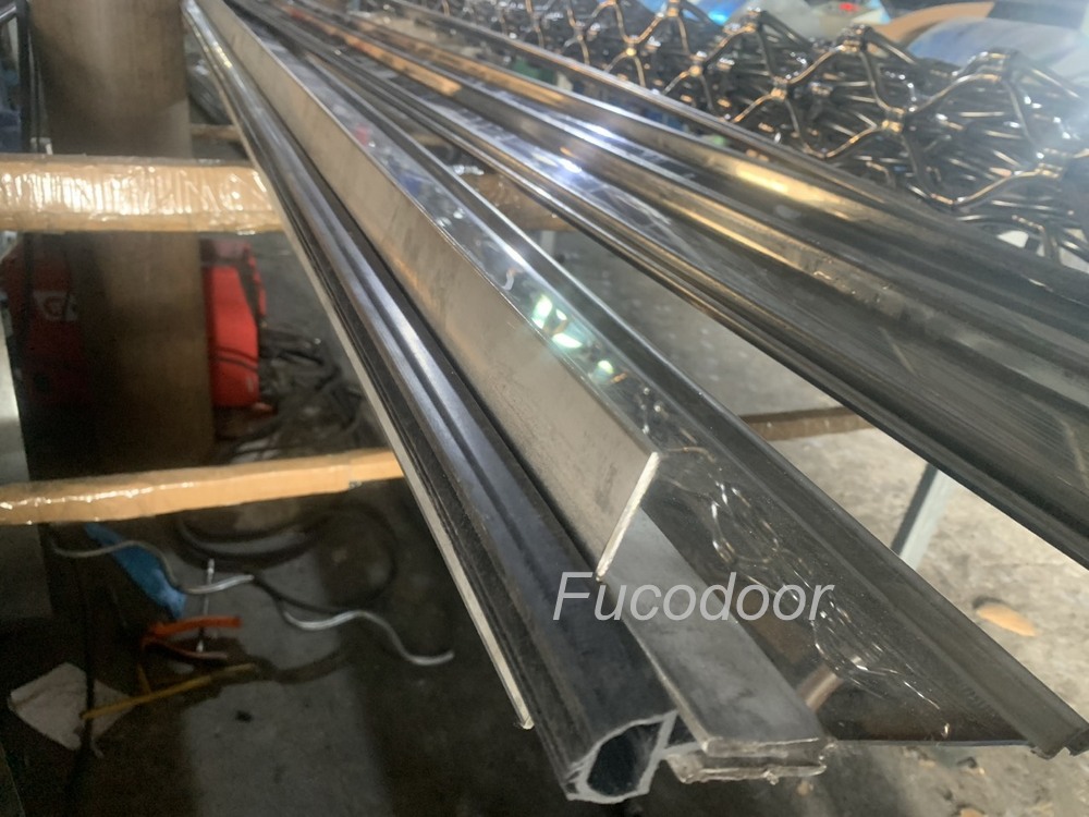 Nhà máy cửa cuốn song ngang ống tròn INOX phi 19