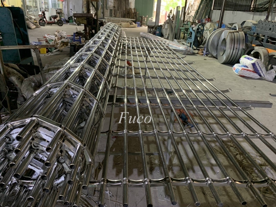 Nhà máy cửa cuốn song ngang ống tròn INOX phi 19
