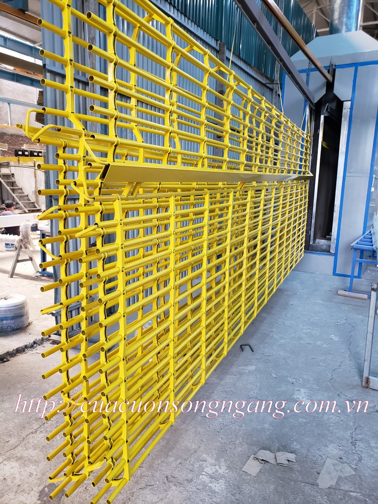 Cửa cuốn song ngang sơn tĩnh điện, cửa cuốn song ngang ống tròn phì 19. Cửa cuốn song ngang sắt được sơn tĩnh điện một lớp bên ngoài chống ghỉ sét