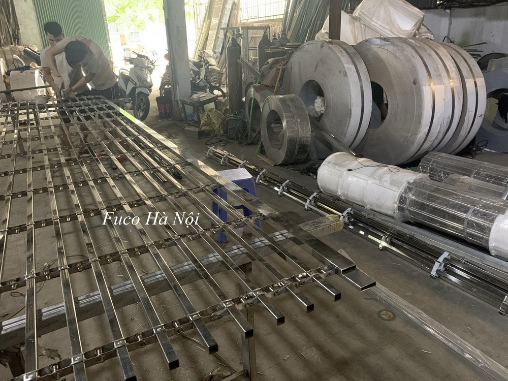 Độ dầy 1.1ly, hộp vuông 20x20( đã có ray, trục), đã có lá đáy và V đáy.