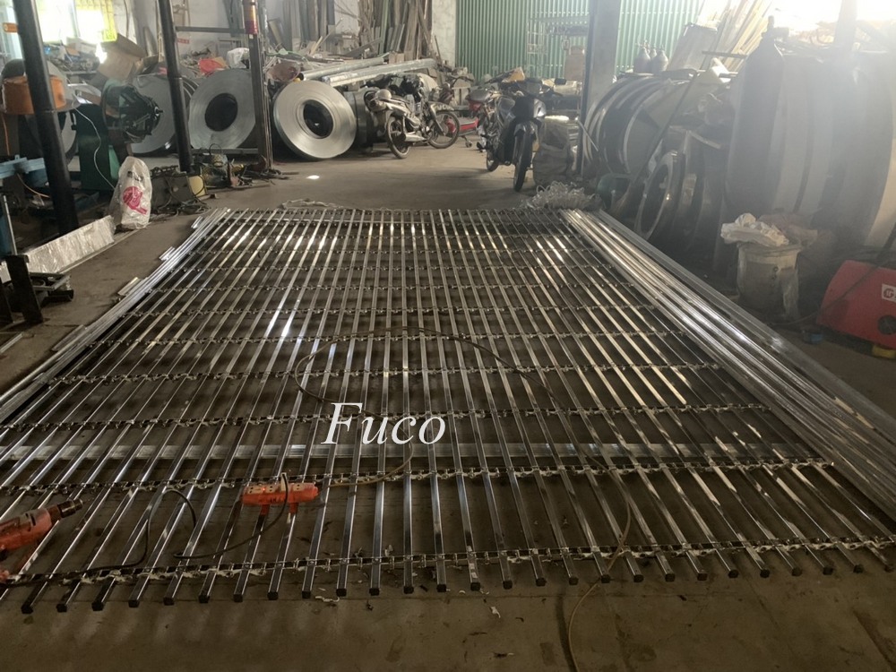 Độ dầy 1.1ly, hộp vuông 20x20( đã có ray, trục), đã có lá đáy và V đáy.