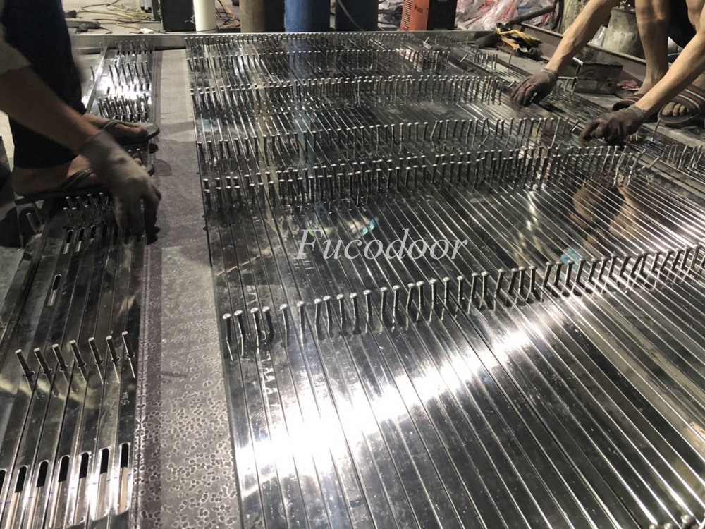 Cửa xếp INOX hộp 20x20 INOX 201 có lá
