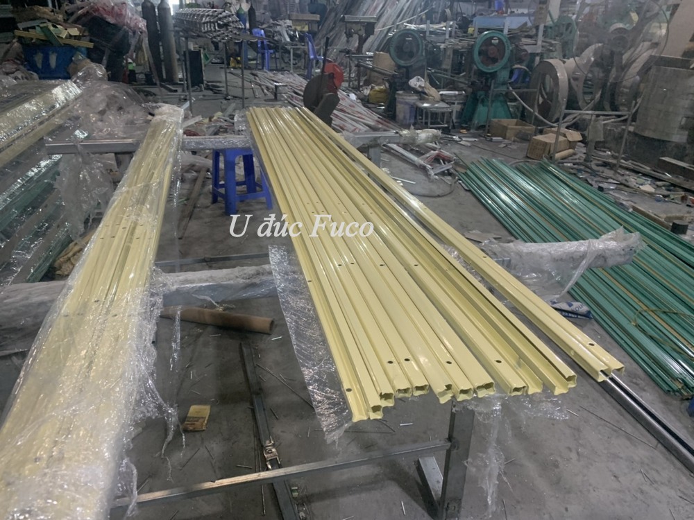 Cửa xếp U đúc sơn tĩnh điện 