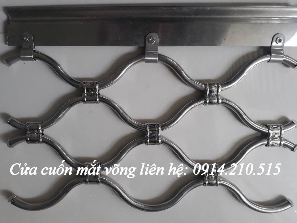 Báo giá cửa cuốn mắt lưới, cửa cuốn mắt võng. Nguyên liệu làm từ INOX 304 và INOX 201 và cửa cuốn mắt võng, mắt lưới sơn tĩnh điện, cửa cuốn mắt võng