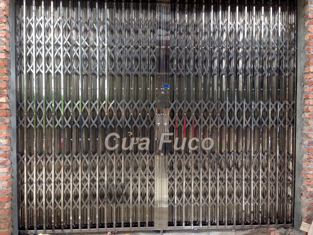 Cửa xếp INOX Hộp 304, Đây là loại cửa xếp cao cấp nhất hiện nay. Cửa xếp INOX hộp được làm bởi đội ngũ công nhân lành nghề với chất liệu INOX 304