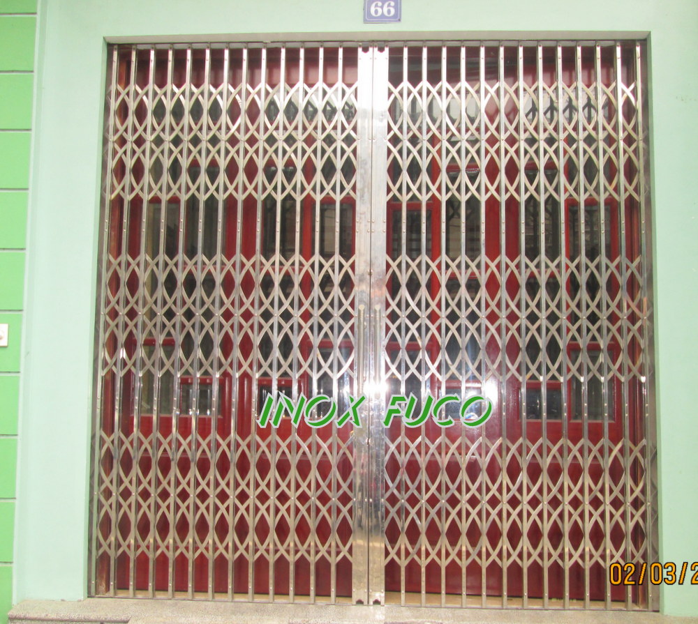 Đặc biệt tay nắm, hộp, ray, máng và nẹp được làm bằng inox làm tăng thêm vẻ đẹp và sang trọng cho cửa. cua xep inox tai ha noi. Cửa xếp INOX 304 và 201