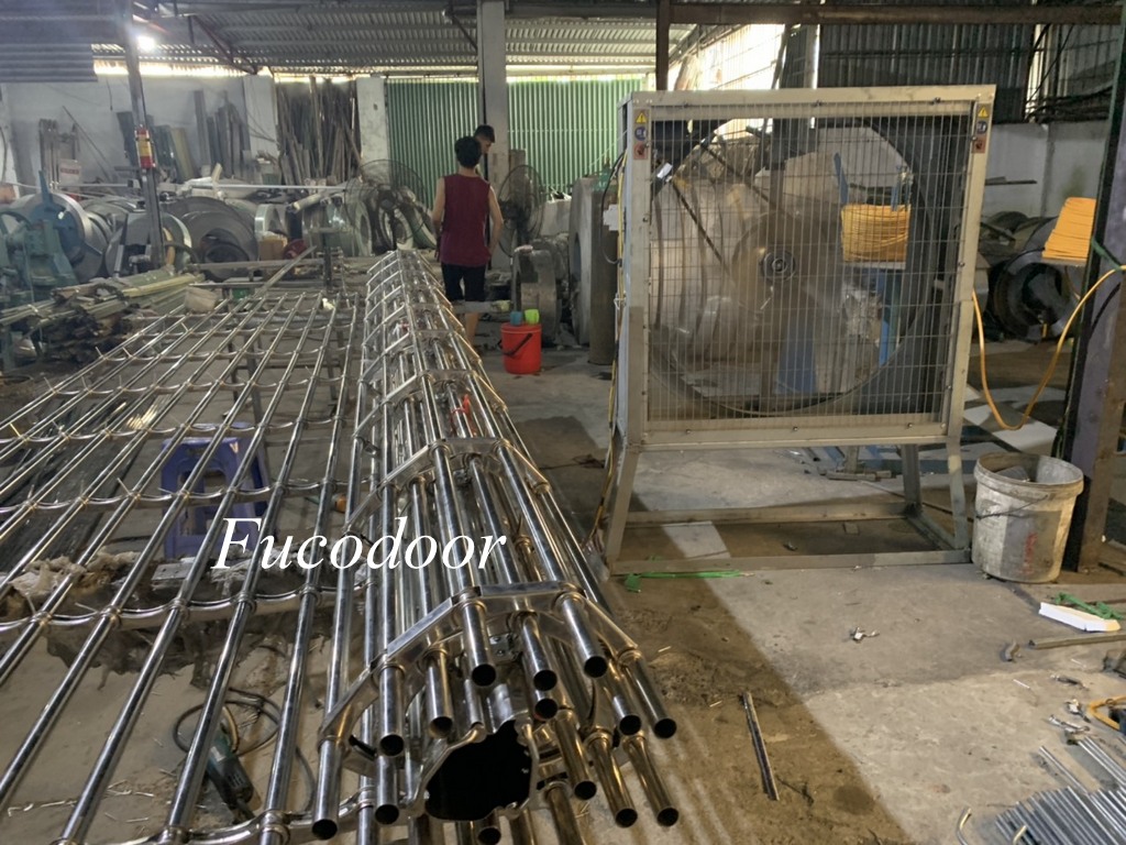 Cửa cuốn lưới song ngang inox vuông, cửa cuốn khớp thoáng 20x20, cửa cuốn khớp thoáng phi 19 tại Đà Nẵng